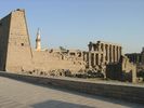 Luxor Tempel mit dem Minaret der Moschee aus dem 16. Jahrhundert (in neuem Fenster)